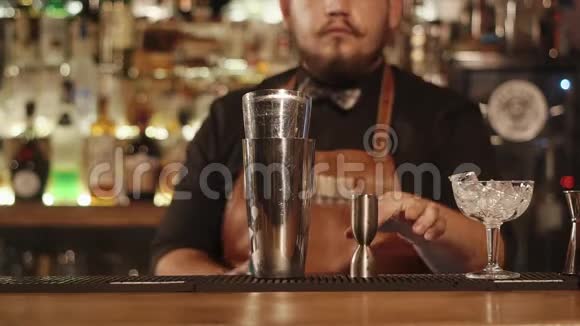 在餐馆工作的酒保视频的预览图