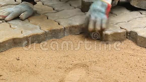 工人安装旧的鹅卵石块建造地面视频的预览图