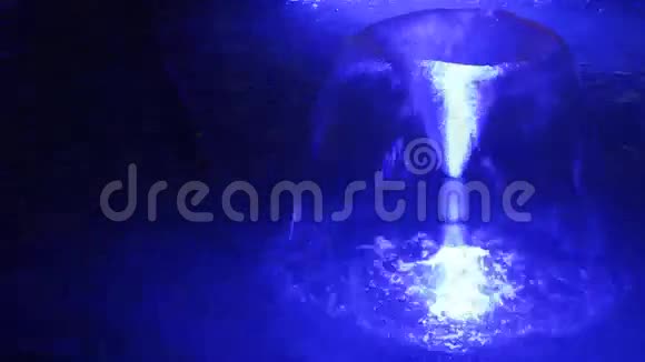 蓝色喷泉涌出视频的预览图