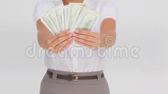 女商人手里拿着一把美元视频的预览图