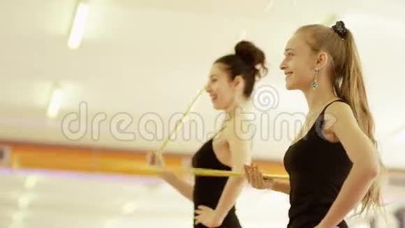 两个女孩在跳舞视频的预览图