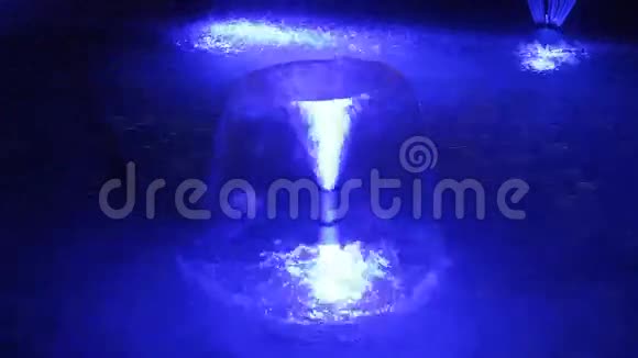 蓝色喷泉涌出视频的预览图