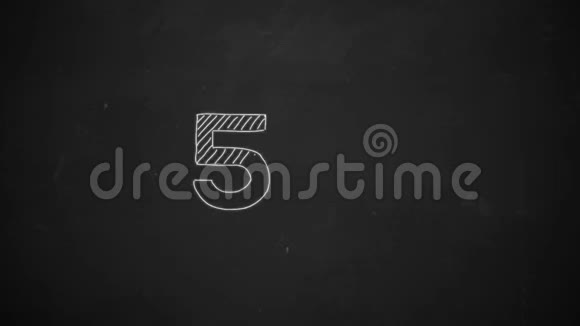 黑板上用白色粉笔画5符号视频的预览图