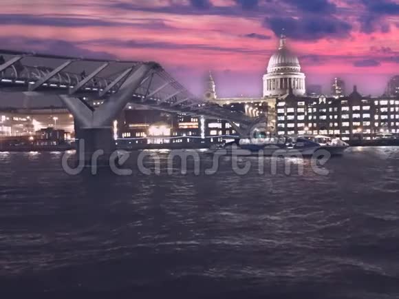 英国伦敦泰晤士河对面的千禧桥和圣保尔斯大教堂视频的预览图
