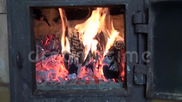 在旧的农场炉子里生火视频的预览图