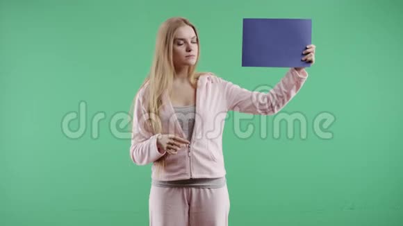 绿色背景上有蓝色标志的女孩视频的预览图