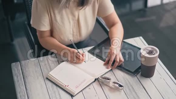 女人写在笔记本上视频的预览图