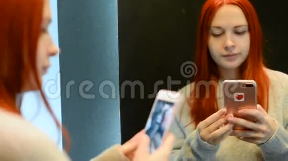 女青年在试衣间自拍视频的预览图