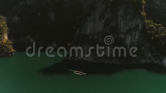 泰国热带丛林湖Cheolan无人机飞行野山自然国家公园游艇视频的预览图