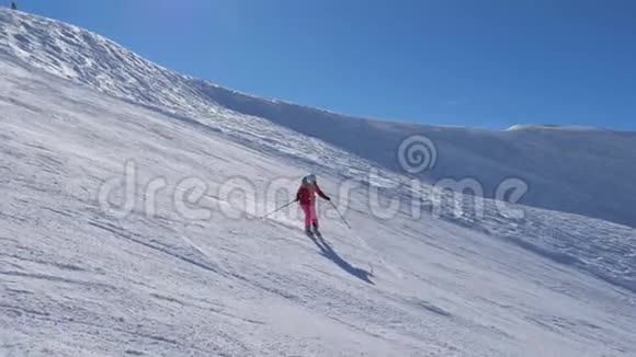 滑雪者滑下山坡上的滑雪板翻雪雾视频的预览图