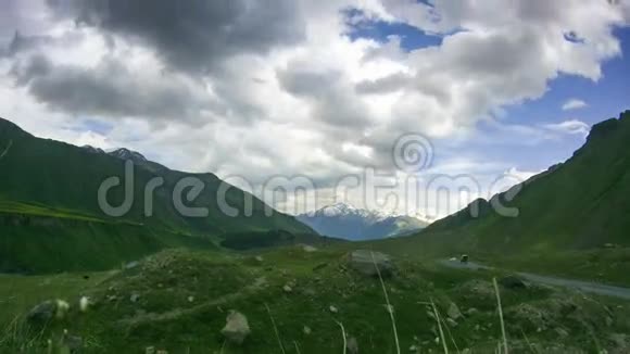 云层越过格鲁吉亚山脉卡兹贝克山时间流逝视频的预览图