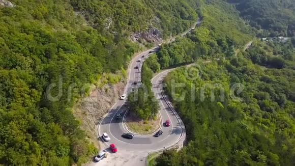 鸟瞰车辆在蛇形山路上的移动克罗地亚视频的预览图