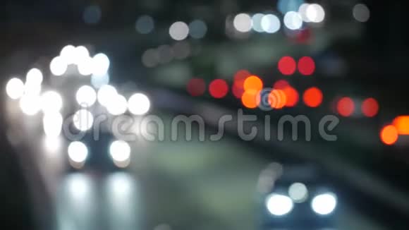 从交通道路上的汽车灯光下视频的预览图