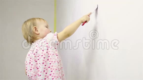 快乐的小宝宝画墙视频的预览图