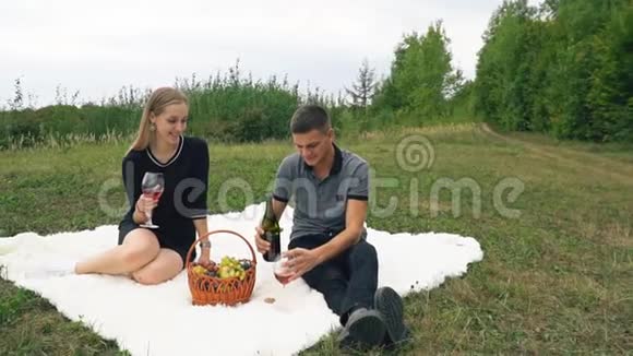 年轻夫妇坐在草坪上视频的预览图