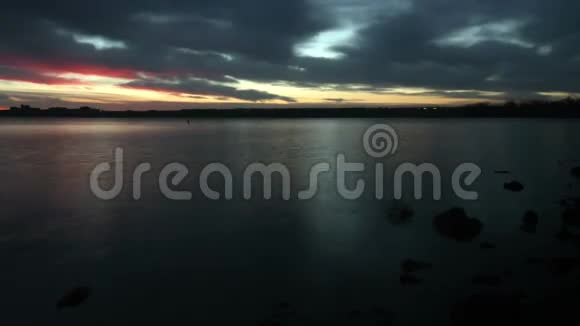 黎明在时间流逝的湖泊中反射视频的预览图
