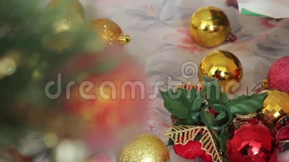 圣诞树上的红色圣诞球视频的预览图