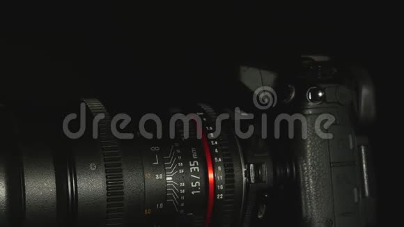 数码单反相机隔离于黑色背景视频的预览图