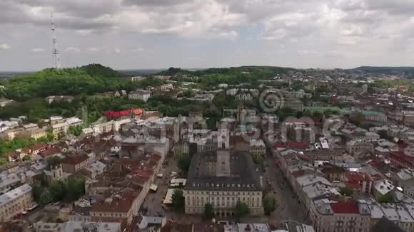 利沃夫屋顶和街道鸟瞰图乌克兰多米尼加利沃夫视频的预览图