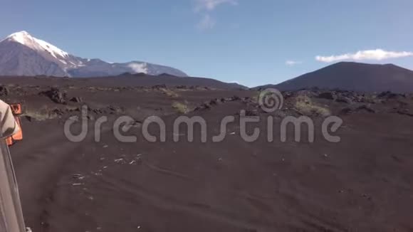 托尔巴契克旧的熔岩田和火山视频的预览图