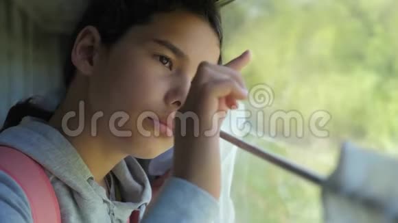 生活方式悲伤的女孩看着火车窗口旅游运输铁路概念十几岁的女孩错过了在视频的预览图