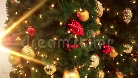 装饰的圣诞树模糊闪闪发光视频的预览图