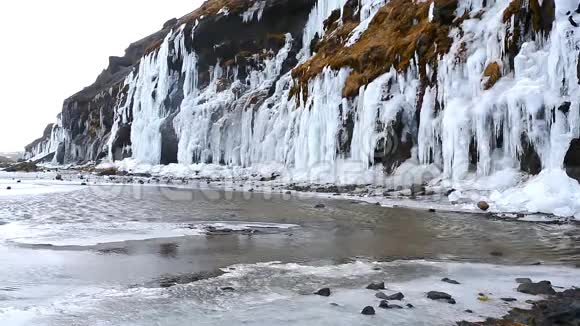 冰岛的冰冻瀑布视频的预览图