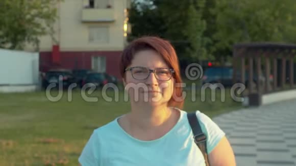 在公园里散步的年轻女人视频的预览图