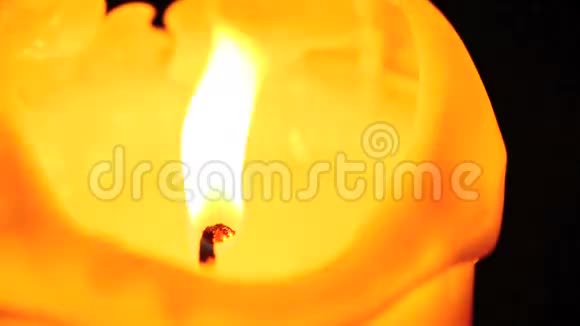 一支燃烧的蜡烛视频的预览图