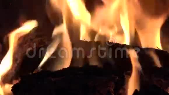 石壁上舒适的壁炉视频的预览图