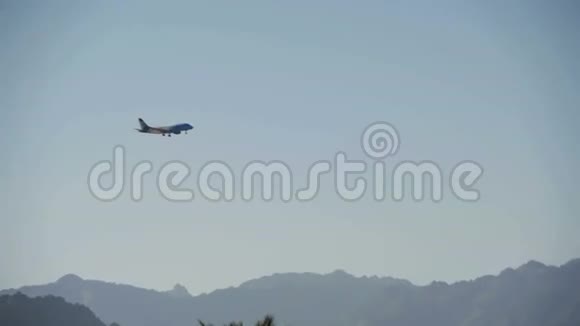 空中客机降落在埃及山脉和棕榈树的背景上慢动作视频的预览图
