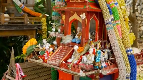木制微型守护灵屋小佛寺神社彩花花环圣法拉法姆视频的预览图