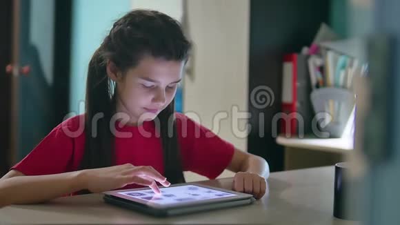 少女在平板电脑网络游戏中玩女孩室内社交媒体平板电脑互联网慢视频视频的预览图
