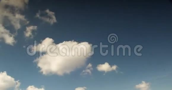 白天的云彩时间流逝视频的预览图