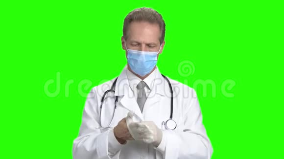 医生戴上手套视频的预览图
