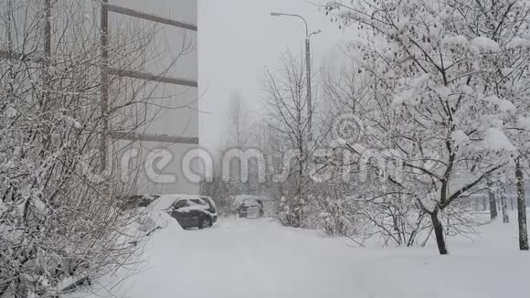 俄罗斯莫斯科大雪期间冬季城市景观视频的预览图