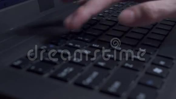 关闭女性手在笔记本电脑键盘上打字视频的预览图