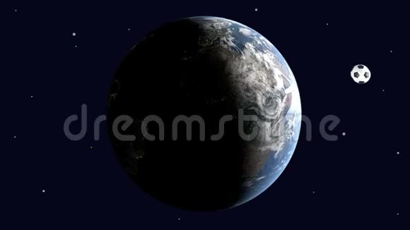 一个现实的足球围绕着一个旋转的地球旋转由太阳在星空下美国宇航局提供的图像元素视频的预览图