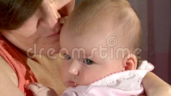 新生儿和母亲视频的预览图