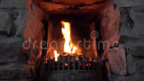 石壁上舒适的壁炉视频的预览图