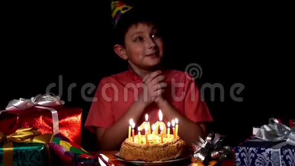 生日男孩吹灭蛋糕上的蜡烛视频的预览图