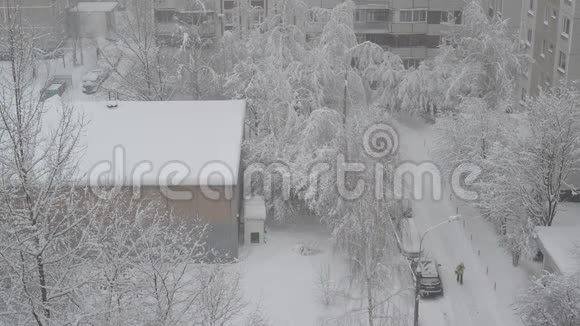 俄罗斯莫斯科大雪期间冬季城市景观视频的预览图