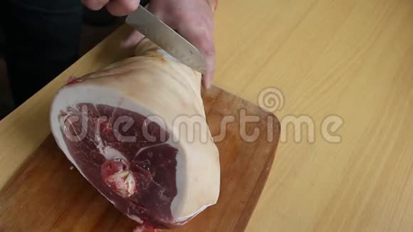 人手持刀切切切备猪生料鲜肉牛排进行烧烤视频的预览图