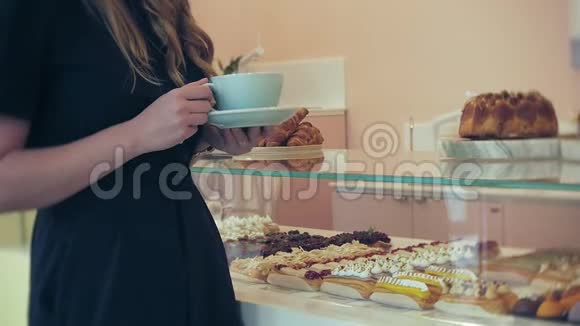 她的买家选择美味年轻迷人的女孩女人在咖啡店买糕点蛋糕蛋糕马卡龙A视频的预览图