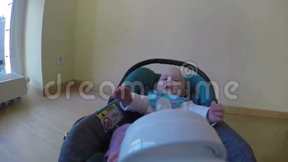 婴儿吃饮料牛奶瓶4K视频的预览图