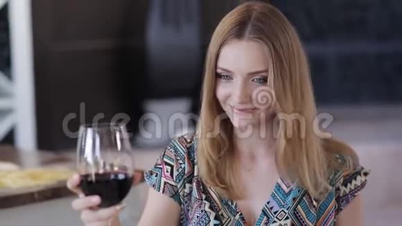 一个在餐馆和朋友喝酒的女孩视频的预览图