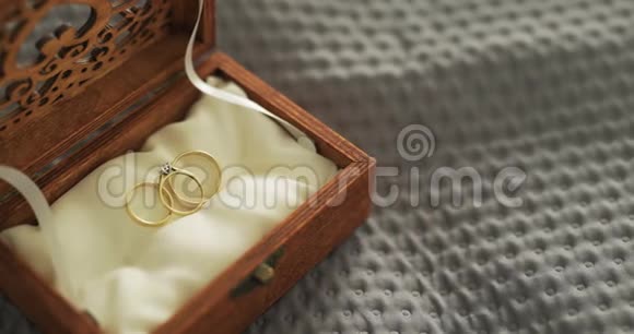 装饰盒4K中的婚礼戒指视频的预览图