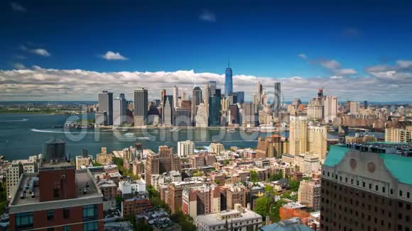 纽约曼哈顿景观从布鲁克林屋顶日时间推移视频的预览图