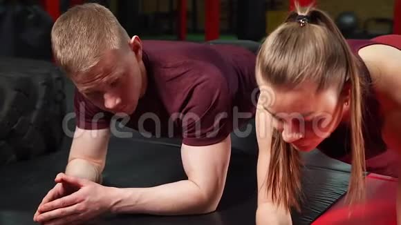 年轻夫妇在健身房锻炼视频的预览图