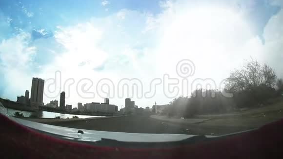 汽车前的日光和阳光照射着城市视频的预览图